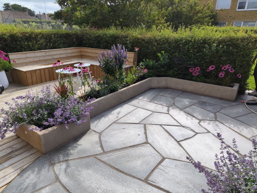 Trädgårdsanläggning: Från tom yta till genomtänkt utemiljö